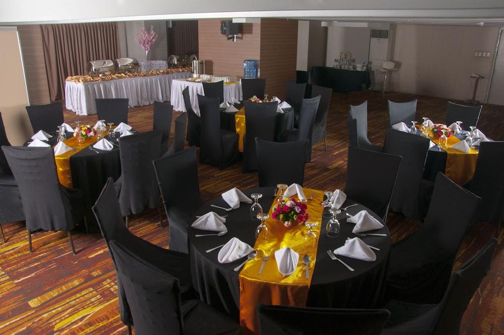 Best Western Antel Spa Hotel Suites Makati City Esterno foto